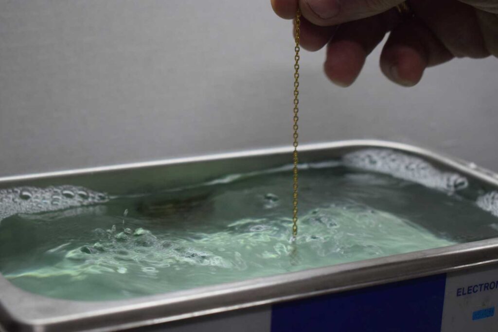 Servicio de limpieza de joyas en la Joyería Alameda San Fernando